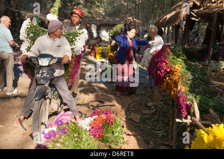 Menschen in einem Blumenmarkt, Mandalay, Myanmar (Burma) Stockfoto