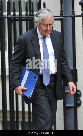 Der Gouverneur der Bank of England Mervyn King verlassen 10 Downing Street London, England - 11.10.11 Stockfoto