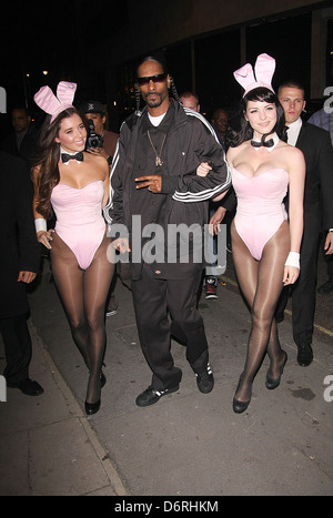 Snoop Dogg mit rosa Bunny Girls bei der Playboy Club Party London, England - 10.10.11 Stockfoto