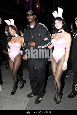 Snoop Dogg mit rosa Bunny Girls bei der Playboy Club Party London, England - 10.10.11 Stockfoto