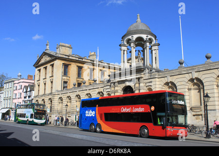 Elektrische Hybrid-Doppeldecker-Bus und Oxford Tube Bus in High Street, Oxford außerhalb der Queens College. Stockfoto