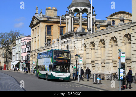 Elektrische Hybrid-Doppeldecker-Bus in High Street, Oxford außerhalb der Königin College, einem Teil der Universität von Oxford. Stockfoto