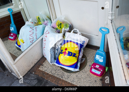 Taschen der Spendengüter links außen ein Zweig der Oxfam-Charity-Shop, UK Stockfoto