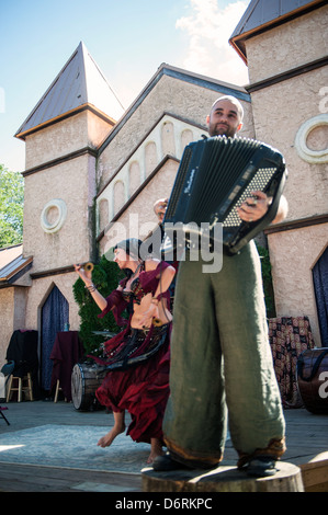 Akkordeonspieler und Bauchtänzerin auf The Maryland Renaissance Festival 2012, Crownsville Road, Annapolis, Maryland. Stockfoto