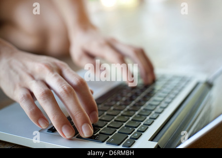 Arbeiten Sie mit Laptop, weibliche Hände Stockfoto