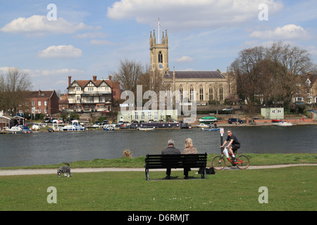 Bell Inn und Str. Marys Kirche, Hampton, East Molesey, Surrey, England, Großbritannien, Deutschland, UK, Europa Stockfoto