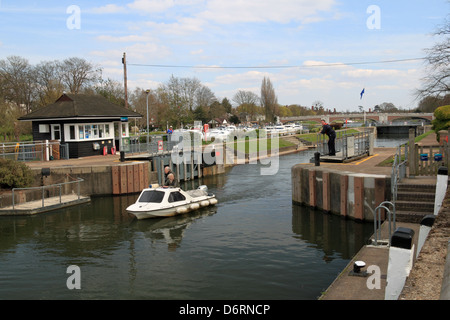 Molesey Lock, Themse, Hampton Court, East Molesey, Surrey, England, Großbritannien, Vereinigtes Königreich, UK, Europa Stockfoto