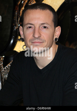 Chester Bennington Club Tattoo in Miracle Mile Shops beherbergt eine Autogrammstunde mit Linkin Park im Planet Hollywood Resort Stockfoto