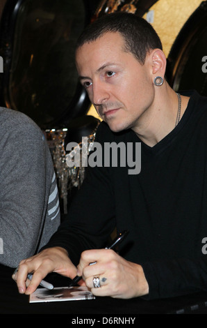 Chester Bennington Club Tattoo in Miracle Mile Shops beherbergt eine Autogrammstunde mit Linkin Park im Planet Hollywood Resort Stockfoto