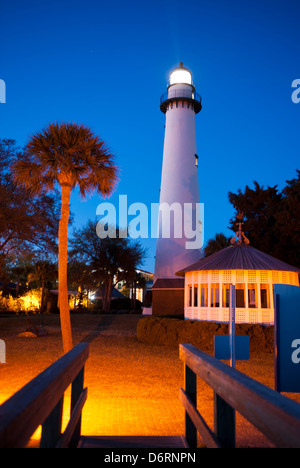 Der Leuchtturm in der Dämmerung auf St. Simons Island, Georgia Stockfoto