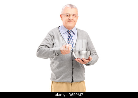 Lächelnd senior Gentleman mit einem Edelstahl-Topf und Löffel, isoliert auf weißem Hintergrund Stockfoto