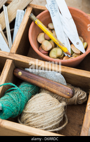 Blumenerde Bank Frühling Stillleben mit gespeicherten Samen und Gartenarbeit Artikel Stockfoto