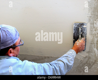 Baustelle - arbeitet Installation Außendämmung Wärmedämmung Fassade mit anhalten und surfacer Stockfoto