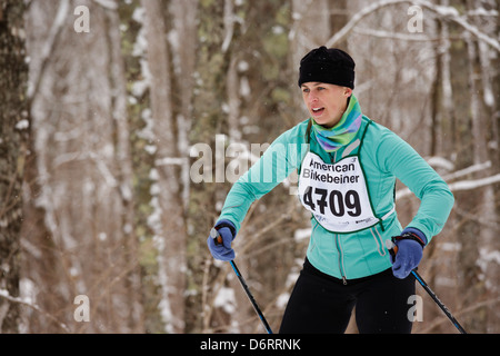 Eine Frau Ski auf dem Trail zwischen Kabel und Hayward, Wisconsin in den American Birkebeiner am 23. Februar 2013. Stockfoto