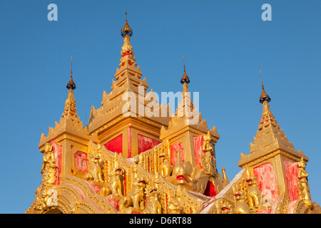 Farbenfrohe Gebäude an der Kuthodaw Pagode, Mandalay, Myanmar (Burma) Stockfoto