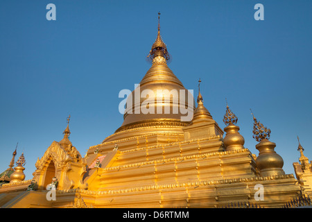 Goldene Stupa der Kuthodaw Pagode, Mandalay, Myanmar (Burma) Stockfoto