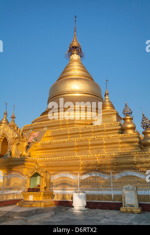 Goldene Stupa der Kuthodaw Pagode, Mandalay, Myanmar (Burma) Stockfoto