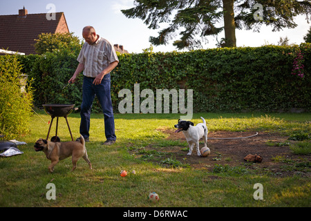 Emden, Deutschland, ein Mann in einem Garten grillen Stockfoto