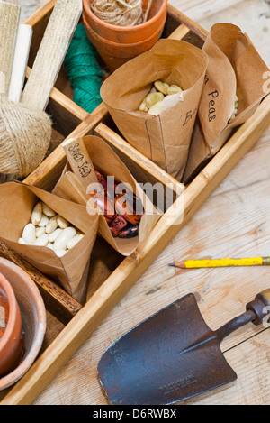 Blumenerde Bank Frühling Stillleben mit gespeicherten Samen hausgemachte Pakete und Garten Artikel Stockfoto