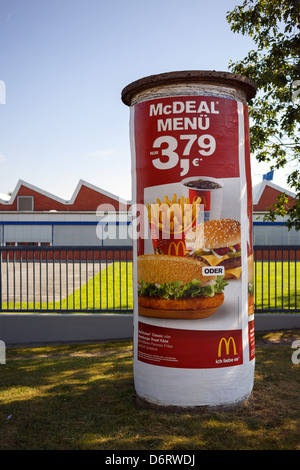 Aurich, Deutschland, einem alten, verwinkelten Litfaßsäule mit Werbung für McDonalds Stockfoto