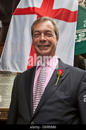 NIGEL FARAGE MIT ST. GEORGE FAHNE DAHINTER, UKIP-ANFÜHRER, LÄCHELT VOR DEM PORTERS RESTAURANT IN LONDON, GROSSBRITANNIEN 2012 Stockfoto