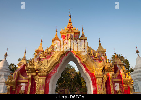 Ein Eingang zur Kuthodaw Pagode, Heimat der größten Buch der Welt, Mandalay, Myanmar (Burma) Stockfoto