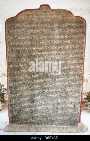 Einer der vielen Marmorplatten mit Text und Kommentar von Tripitaka, Kuthodaw Pagode, Mandalay, Myanmar (Burma) Stockfoto