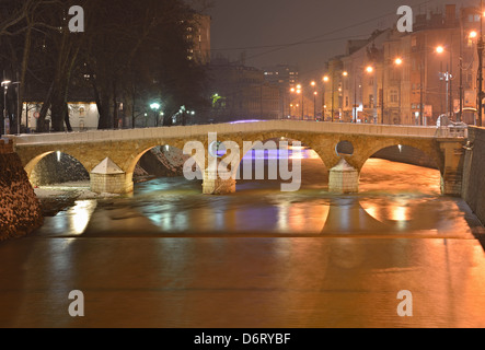 Lateinische Brücke über den Fluss Miljacka in der Abenddämmerung, Sarajevo, Bosnien und Herzegowina Stockfoto