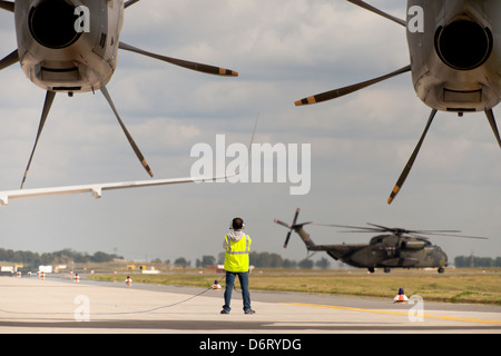 Schönefeld, Deutschland, ein Airbus A400M Atlas und Sikorsky CH-53 warten auf den Start-und Landebahn auf der ILA 2012 Stockfoto