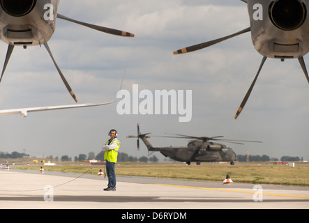 Schönefeld, Deutschland, ein Airbus A400M Atlas und Sikorsky CH-53 warten auf den Start-und Landebahn auf der ILA 2012 Stockfoto