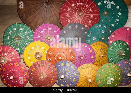 Bunte Schirme zum Verkauf an eine Papierherstellung Workshop, Heho, in der Nähe von Taunggyi, Myanmar (Burma) Stockfoto