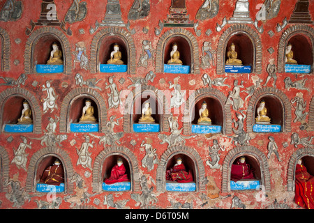 Wand in Shwe Yan Pyay Kloster, auch bekannt als Shwe Yaunghwe, Nyaung Shwe, Shan State in Myanmar (Burma) Stockfoto