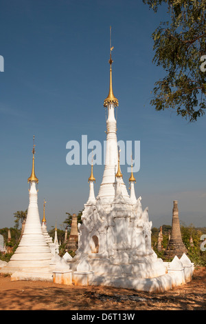 Einige der zahlreichen Stupas in Indein Pagode Shwe, Indein, Shan State in Myanmar (Burma) Stockfoto