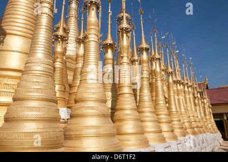 Einige der zahlreichen goldenen Stupas in Indein Pagode Shwe, Indein, Shan State in Myanmar (Burma) Stockfoto