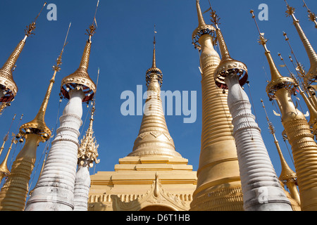 Einige der zahlreichen goldenen Stupas in Indein Pagode Shwe, Indein, Shan State in Myanmar (Burma) Stockfoto