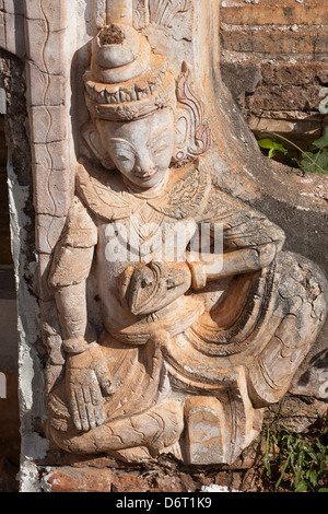 Eine geschnitzte Buddha-Statue auf einem Stupa in Indein Pagode Shwe, Indein, Shan State in Myanmar (Burma) Stockfoto