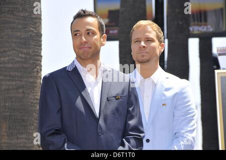 Los Angeles, USA. 22. April 2013. Howie Dorough, Brian Littrell bei der Induktion Zeremonie für Stern auf dem Hollywood Walk of Fame für die Backstreet Boys, Hollywood Boulevard, Los Angeles, CA 22. April 2013. Foto von: Michael Germana/Everett Collection/Alamy Live-Nachrichten Stockfoto