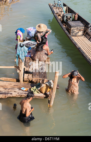 Frauen waschen sich in Inle-See, in der Nähe von Indein Dorf, Shan State in Myanmar (Burma) Stockfoto