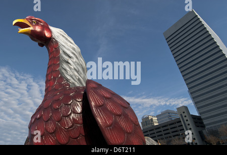 Riesige Granat und schwarzen Hahn steht außerhalb der Mellow Mushroom in Columbia, South Carolina, USA Stockfoto