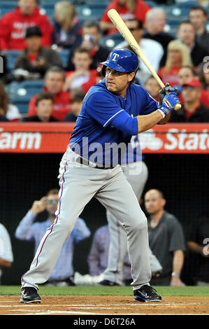 Anaheim, Kalifornien, USA. 22. April 2013. Texas Lanze Berkman #27 während der Major League Baseball Spiel zwischen den Texas Rangers und die Los Angeles Angels of Anaheim im Angel Stadium in Anaheim, Kalifornien. Josh Thompson/Cal Sport Media/Alamy Live-Nachrichten Stockfoto