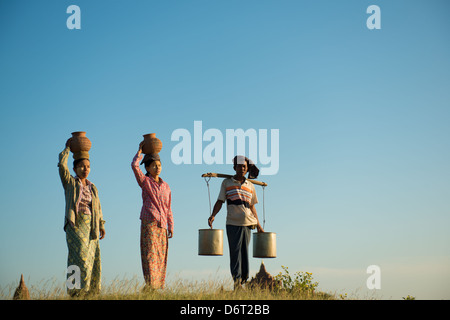Gruppe der asiatischen traditionellen Bauern tragen Tontöpfe auf Kopf wieder nach Hause gehen, Bagan, Myanmar Stockfoto