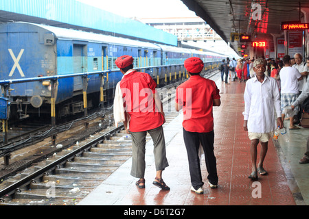 Gepäckträger erwarten einen Zug am Bahnhof von Jaipur in Rajasthan