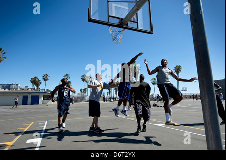 Venice Beach, Santa Monica, Kalifornien, USA, 10. April 2013: eine Gruppe von Männern spielen Basketball auf einem öffentlichen Platz Stockfoto