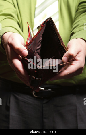 Schlechte Wirtschaft, vertreten durch leere Brieftasche in das Unternehmer Hände Stockfoto