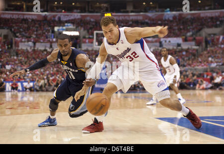 Los Angeles, USA. 22. April 2013. Los Angeles Clippers BLAKE GRIFFIN und Memphis Grizzlies MIKE CONLEY Kampf um eine lockere Kugel während der ersten Hälfte des Western Conference Playoff-Spiel 2 im Staples Center. (Bild Kredit: Kredit: Armando Arorizo/Prensa Internacional/ZUMAPRESS.com/Alamy Live-Nachrichten) Stockfoto