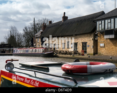 STOKE BRUERNE, NORTHAMPTONSHIRE, Großbritannien - 18. APRIL 2013: Blick auf den Boat Inn Pub über den Grand Union Canal Stockfoto