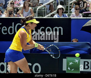 Delray Beach, Florida, USA. 21. April 2013. SOFIA ARVIDDSON, Schwedens, kehrt SERENA Williams, der Vereinigten Staaten, während der das dritte Spiel der U.S.--Schweden Fed Cup World Group Playoff Krawatte im Delray Beach Tennis Center in Delray Beach, Florida Williams besiegt 6-2, 6-1 Arvidsson geben die USA eine 2: 1 in Führung. Nike gesponserten Sportler SOFIA ARVIDSSON. (Bild Kredit: Kredit: Arnold Drapkin/ZUMAPRESS.com/Alamy Live-Nachrichten) Stockfoto