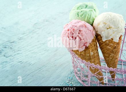 Drei Eistüten auf blau aus Holz-Vintage-Hintergrund Stockfoto