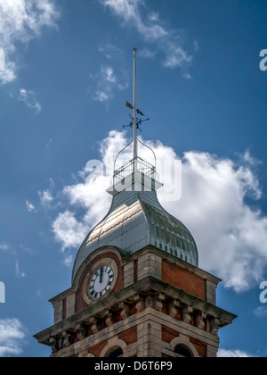 CHESTERFIELD, DERBYSHIRE, Großbritannien - 18. APRIL 2013: The Tower of Chesterfield Market Hall Stockfoto