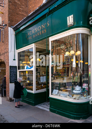 CHESTERFIELD, DERBYSHIRE, Großbritannien - 18. APRIL 2013: Außenansicht von Jackson's Bakery in Low Pavement Stockfoto